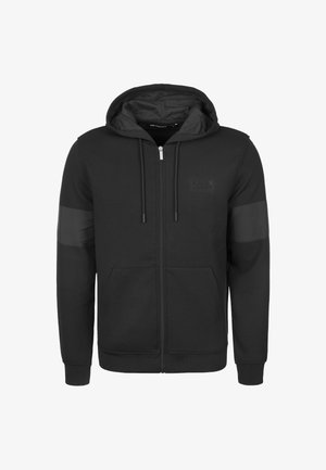 Černá mikina na zip vyrobená z měkké látky, s podšívkou na kapuci, předními kapsami a texturovanými akcenty na rukávech. Diskrétní logo na hrudi.