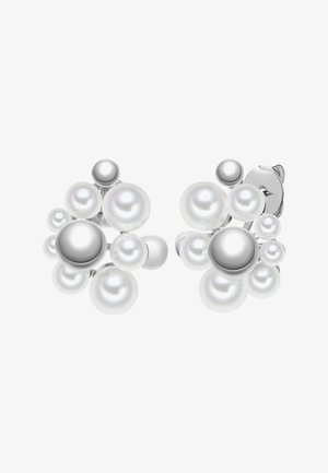 Sølv ørestikker med klynger af hvide og sølvfarvede perler i forskellige størrelser arrangeret i et cirkulært mønster.