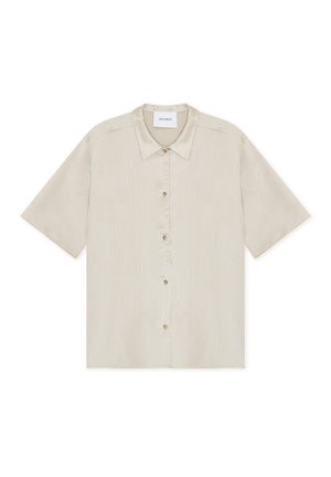 Chemise beige à manches courtes avec col, en tissu subtilement texturé et cinq boutons à l'avant.
