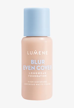 Flacon de fond de teint Lumene Blur Even Cover avec un capuchon bleu clair, étiqueté tenue longue durée, haute couvrance et finition mate lumineuse.