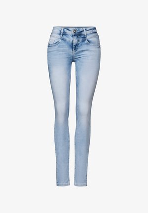 Jean skinny bleu clair en denim, avec une fermeture à bouton à l'avant, quatre poches, et un délavage avec des variations de couleur subtils.