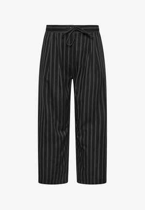 Brede zwarte broek met lichtgrijze verticale strepen, uitgerust met een elastische tailleband met een trekkoord en een zachte, gestructureerde stof.
