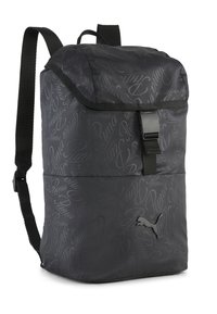 Sac à dos en tissu noir avec un motif de logo répété, des bretelles réglables et un rabat supérieur avec boucle.