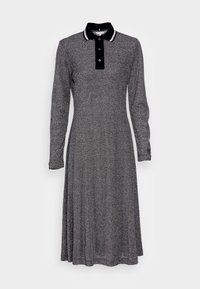 Robe en tricot à manches longues gris marbré avec col noir et patte de boutonnage, longueur midi et coupe décontractée.