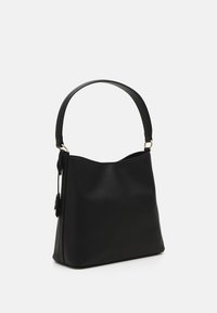 Črna usnjena torbica z gladko teksturo, zaobljenim vrhom, širokim dnom in kratkim, ukrivljenim ročajem, pritrjenim z zlatimi detajli.