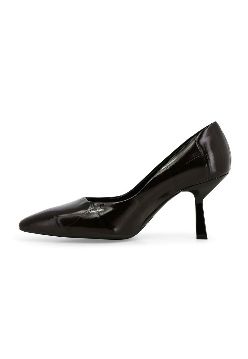 Décolleté nera in vernice con punta affusolata e tacco a stiletto sottile, caratterizzata da una finitura liscia e lucida e da un design minimalista.