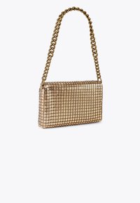 Złota, prostokątna torebka z łańcuszkiem, pokryta błyszczącymi cekinami, charakteryzująca się gładką teksturą i eleganckim wyglądem.