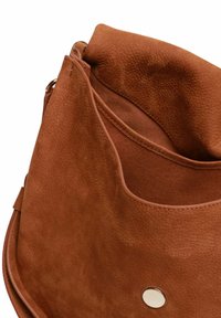 Borsa in pelle marrone con finitura strutturata, caratterizzata da una forma curva, una chiusura a patta e un bottone decorativo metallico sul davanti.