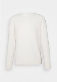 Maglione bianco a collo tondo, realizzato in un morbido tessuto, caratterizzato da maniche lunghe, polsini e orlo a costine, con un design pulito e semplice.
