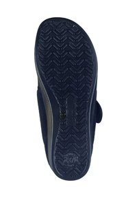 La suola della pantofola navy presenta una gomma testurizzata con un motivo geometrico, lati in tessuto morbido e una cintura in Velcro per una vestibilità sicura.