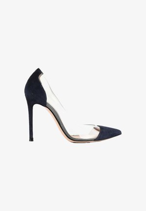 Escarpin à talon aiguille en daim bleu marine à bout pointu avec côtés en PVC transparent et semelle beige, vu de profil.