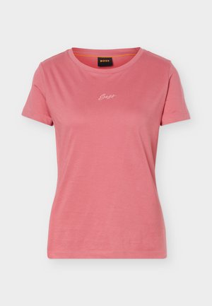 Rožinė trumpomis rankovėmis moteriška marškinėliai su apvalia apykakle, ant krūtinės mažas baltas „Boss“ logotipas ir juoda etiketė ant įkirpto kaklo vidinės pusės.