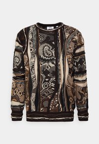 Sweter dziany z abstrakcyjnymi wzorami w kolorach czarnym, brązowym i kremowym. Okrągły dekolt, długie rękawy oraz ściągacze na mankietach i u dołu. Teksturowane wykończenie.