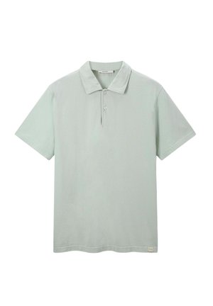 Polo shirt vert clair fabriqué en tissu doux et respirant. Il présente un col, des manches courtes et une patte de boutonnage à deux boutons.