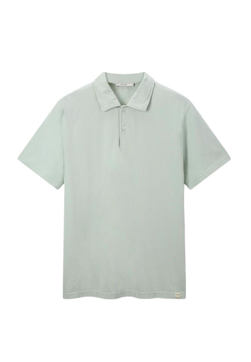 Polo shirt vert clair fabriqué en tissu doux et respirant. Il présente un col, des manches courtes et une patte de boutonnage à deux boutons.