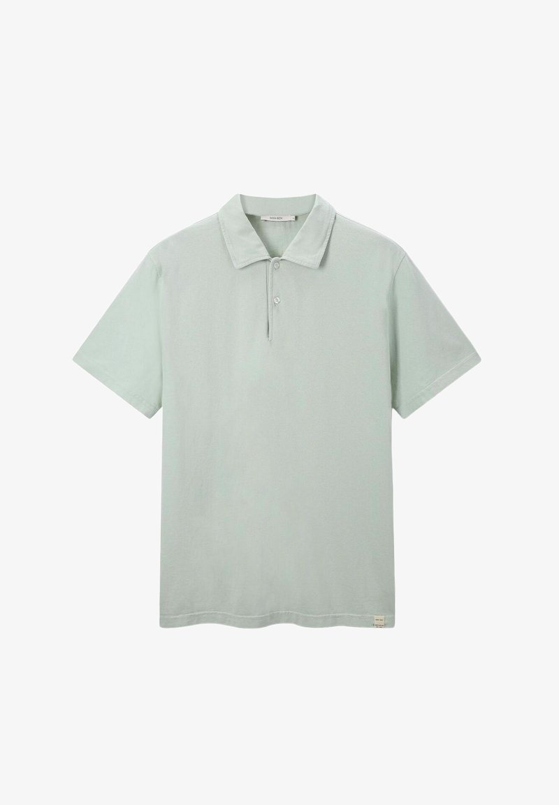 Polo shirt vert clair fabriqué en tissu doux et respirant. Il présente un col, des manches courtes et une patte de boutonnage à deux boutons.