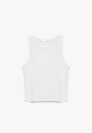 Biały, bezrękawnik crop top z wysokim, okrągłym dekoltem, wykonany z gładkiej tkaniny, ułożony na płasko na białym tle.