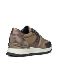 Sneaker color bronzo con tomaia in pelle liscia e tessuto, colletto imbottito e suola in gomma bianca con un accento trasparente sul tallone.