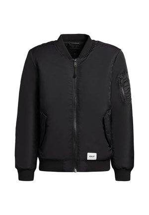 Črna bomber jakna iz gladkega tkanina. Ima sprednjo zadrgo, rebraste manšete in spodnji rob, dva stranska žepa ter žep s prešitkom na rokavu.