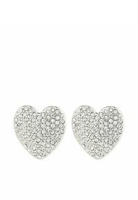 Pendientes en forma de corazón hechos de metal plateado brillante, cubiertos con strass transparentes, que presentan una superficie lisa y una textura uniforme.