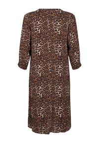 Brun leopardprintet kjole lavet af letvægtsstof, med trekvartærmer, afslappet pasform og en knælang design.