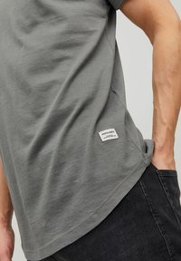 Jack & Jones JJENOA TEE CREW NECK - Basic póló - sedona sage