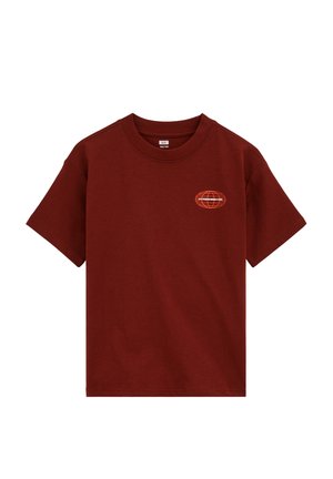 Bordové tričko s krátkym rukávom a okrúhlym výstrihom, na ľavej hornej strane hrude malé červené logo glóbusu s nápisom "HYPERSHOP CO.".