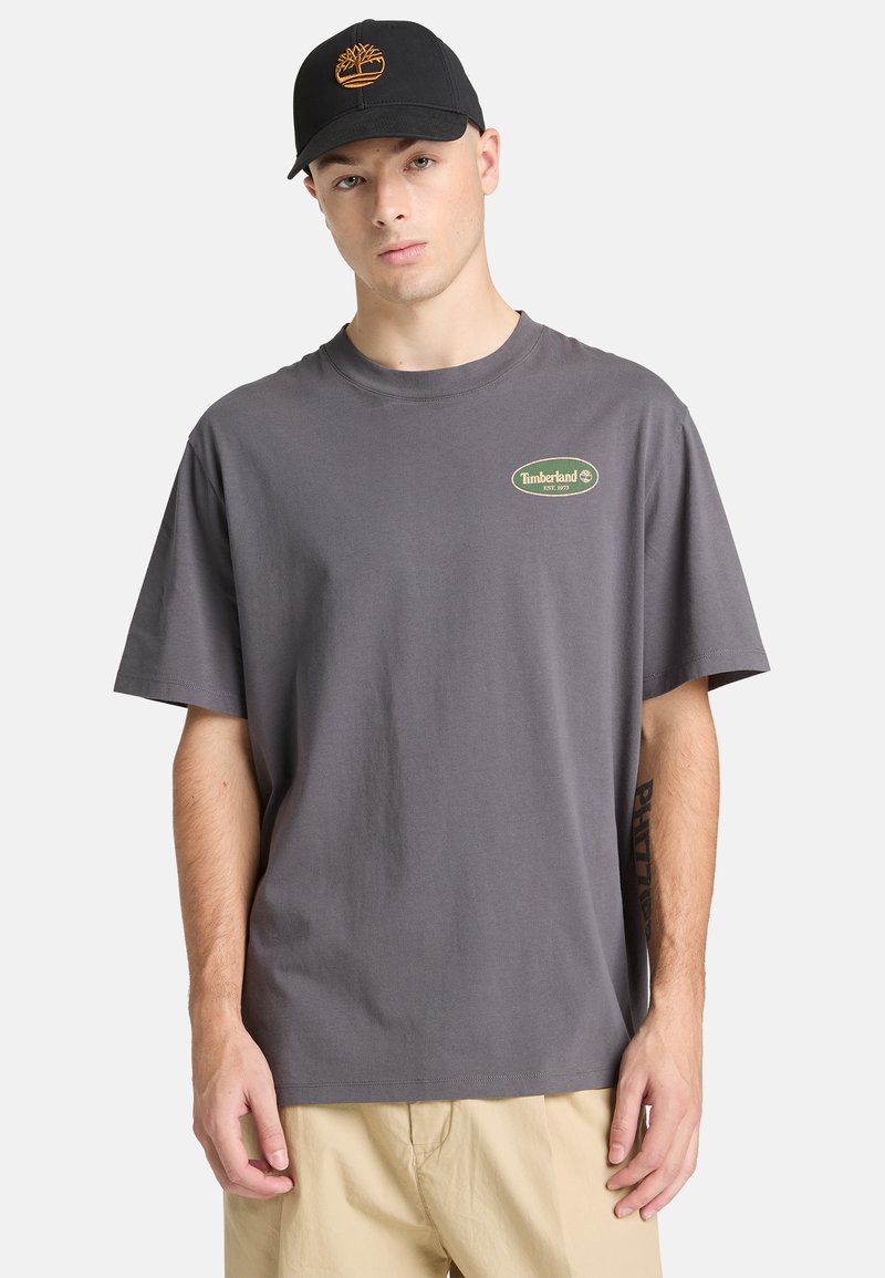 Timberland GAS STATION BACK GRAPHIC TEE. - Triko s potiskem - dark grey