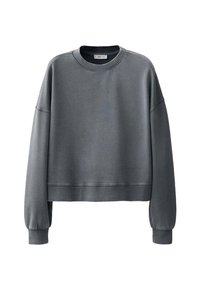 Sivi skrajšan pulover s dolgimi rokavi, valovitim robom in okroglo ovratnikom. Narejen iz mehkega materiala s gladko teksturo.