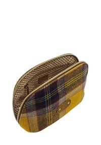 Trousse zippée en laine à carreaux jaune et violet, avec un intérieur à motifs et des accents en cuir. Présente un patch logo à l'avant.