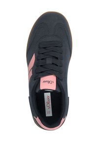 Sneaker grigio scuro con accenti rosa, design con lacci, tomaia in tessuto testurizzato e suola in gomma. Presenta il logo del marchio sulla linguetta e sul lato.