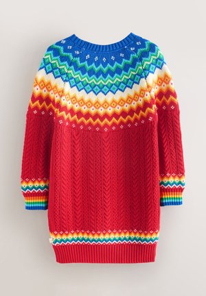 Rdeč pleten pulover z modrim vzorčastim delom okoli ramen, ki vključuje pisane cik-cak vzorce in rebraste manšete z mavričnimi poudarki.