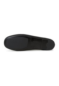 Suola di scarpa nera con una texture liscia, una leggera curva e un modello di battistrada minimo. Presenta una punta arrotondata e un dettaglio di marchio in rilievo.