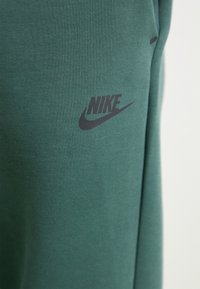 Nike Sportswear W TCH MR JGGER 2 - Tréningruha alsók - vintage green/black
