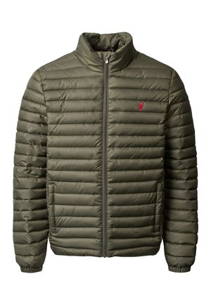 Oliwkowo-zielona pikowana kurtka ze stójką, elastycznymi mankietami, przednim zamkiem błyskawicznym, bocznymi kieszeniami oraz małym czerwonym logo na lewej piersi.