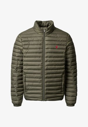 Giacca trapuntata verde oliva con collo rialzato, polsini elastici, zip frontale, tasche laterali e piccolo logo rosso sul petto a sinistra.