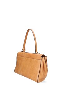 Borsa a tracolla in pelle color tan con un design strutturato, un'unica tracolla, lati plissettati e rifiniture marroni. Texture liscia con due tasche frontali.