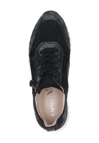 Sneaker nera realizzata con materiali texturizzati e lisci, dotata di lacci e una cerniera laterale; all'interno si legge il nome del brand "Caprice."