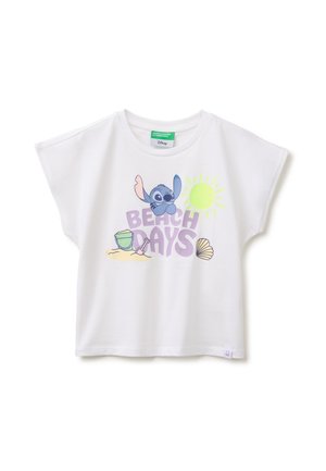 Camicia bianca a maniche corte con Stitch dei cartoni animati, sole, secchio di sabbia, pala, conchiglia e scritta "BEACH DAYS" in colori pastello.