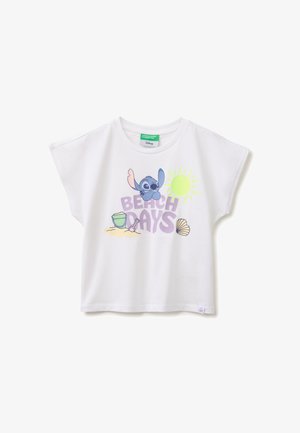 Biała koszula z krótkim rękawem z kreskówkowym Stitch, słońcem, wiaderkiem do piasku, łopatką, muszlą i napisem "BEACH DAYS" w pastelowych kolorach.