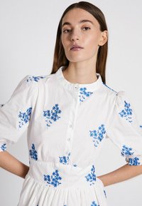 NORR MILUNA - Marškininė suknelė - white w. blue embroidery