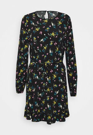 Vestido preto floral com mangas compridas, apresentando um cinto na cintura, bainha em camadas e múltiplos padrões de flores em rosa, amarelo e azul.