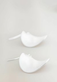 Hvide, glatte øreringe med et minimalistisk buet design; lette med en mat overflade og tynde metalliske kroge for sikker bæring.