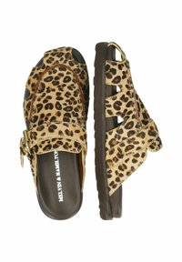 Sandali slide con stampa di leopardato, superiore in pelliccia sintetica testurizzata, suola in gomma marrone e fibbia regolabile per una vestibilità perfetta. Design open-toe con ritagli.