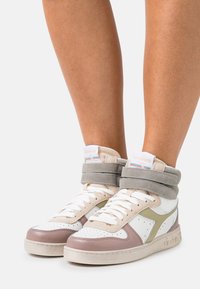 Diadora MAGIC BASKET MID ICONA  - Sapatilhas de cano alto - white/antler/flint gray