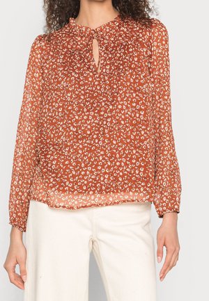 Rostfarbige Bluse mit floralem Muster, Schlüsselloch-Ausschnitt, langen Ärmeln und einem leichten, transparenten Stoff.