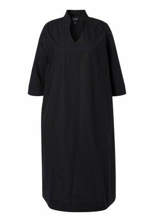 Sort knælange kjole med trekvartærmer, høj krave og en V-formet udskæring med diskrete plisseringer ved skuldrene.