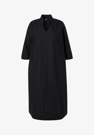 Robe noire longueur genoux avec manches trois-quarts, col montant et décolleté en V, agrémentée de plis subtils sur les épaules.