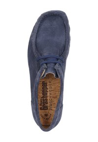 Chaussure en daim bleu marine avec un bout arrondi, une surface texturée et une semelle en liège ; présente un détail de lacet bleu en haut.