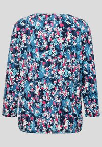 Bluse mit floralem Muster, das einen marineblauen Hintergrund mit rosa und blauen Blumen zeigt. Lange Ärmel und runder Halsausschnitt. Weicher, leichter Stoff.